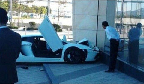 Chiếc Lamborghini Aventador nát đầu khi "chọi" độ bền với bê tông cốt thép.